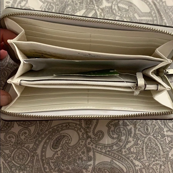 NWT Kate Spade neda embossed logo silver wallet - Picture 3 of 4